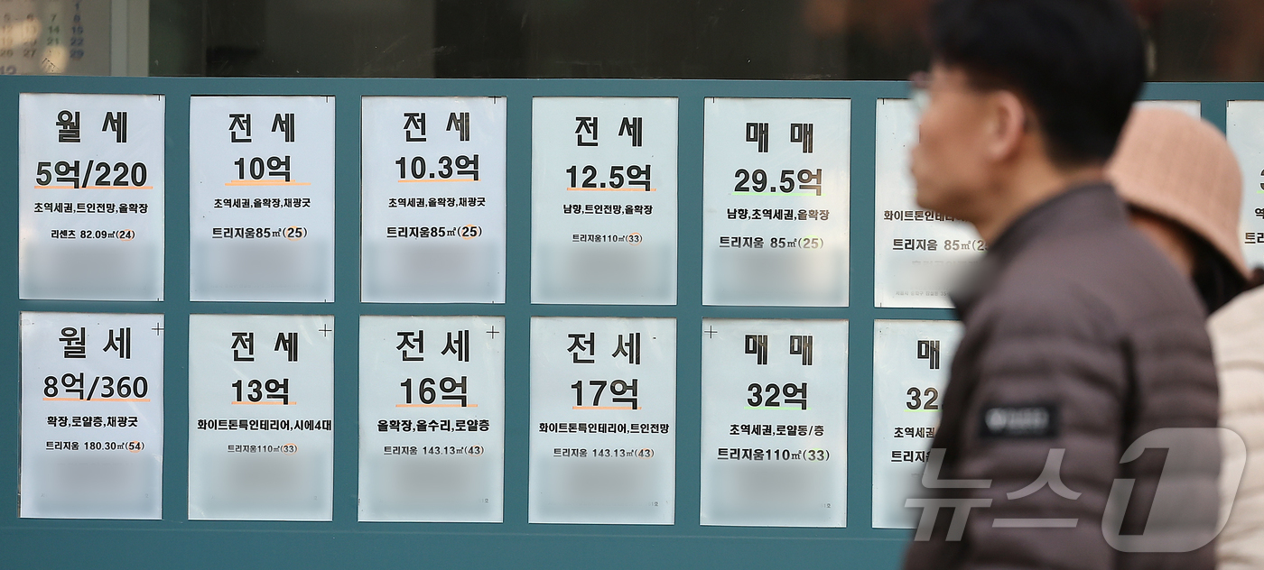 (서울=뉴스1) 김진환 기자 = 올해 송파구를 비롯한 서울 핵심 지역 아파트값이 급등했다.송파구는 1년 새 약 19% 올라 전용 71㎡가 31억 원에 거래됐고, 성동구 등 9개 자 …