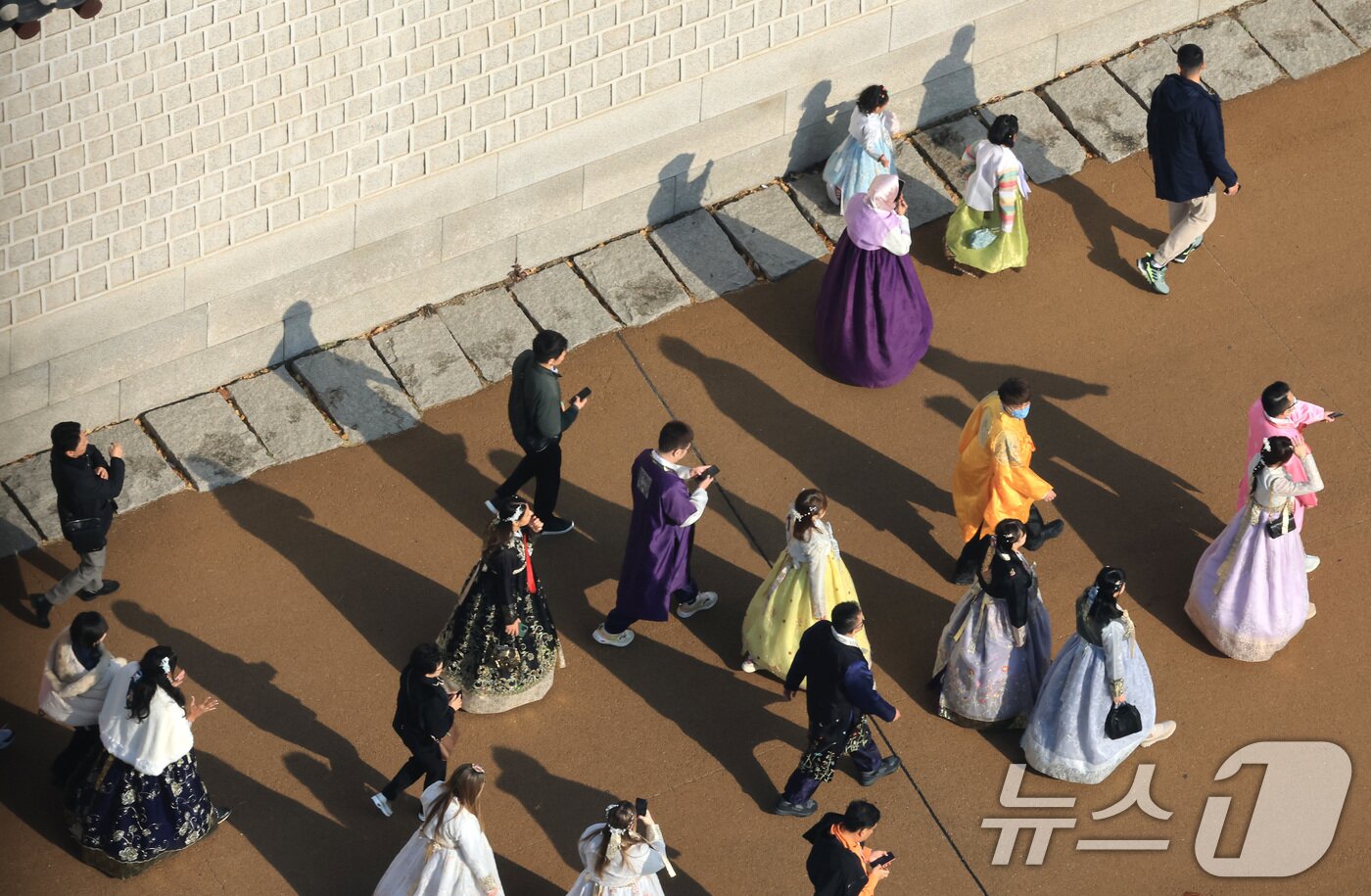 본문 이미지 - 절기상 대설&#40;大雪&#41;인 7일 서울 종로구 경복궁 인근에서 관광객들이 포근한 날씨를 맞아 한복을 입고 나들이를 하고 있다. 2025.12.7/뉴스1 ⓒ News1 임세영 기자