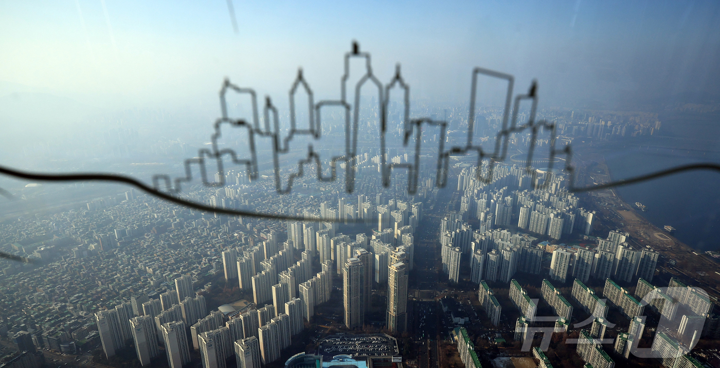 (서울=뉴스1) 김진환 기자 = 이재명 대통령이 최근 수도권 집값 급등은 구조적 문제라며 “근본 원인은 수도권 집중”이라고 밝혔다.이 대통령은 지역 균형 발전을 국가 생존전략으로 …