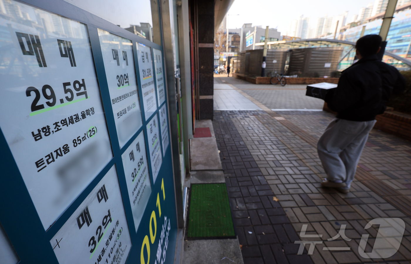 (서울=뉴스1) 김진환 기자 = 올해 송파구를 비롯한 서울 핵심 지역 아파트값이 급등했다.송파구는 1년 새 약 19% 올라 전용 71㎡가 31억 원에 거래됐고, 성동구 등 9개 자 …