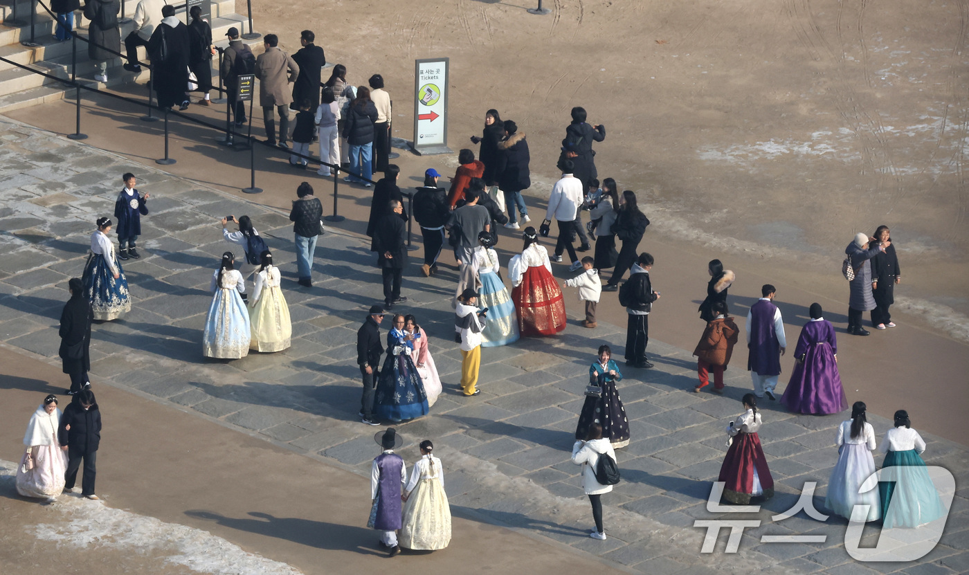 (서울=뉴스1) 임세영 기자 = 절기상 대설(大雪)인 7일 서울 종로구 경복궁에서 관광객들이 포근한 날씨를 맞아 나들이를 하고 있다. 2025.12.7/뉴스1