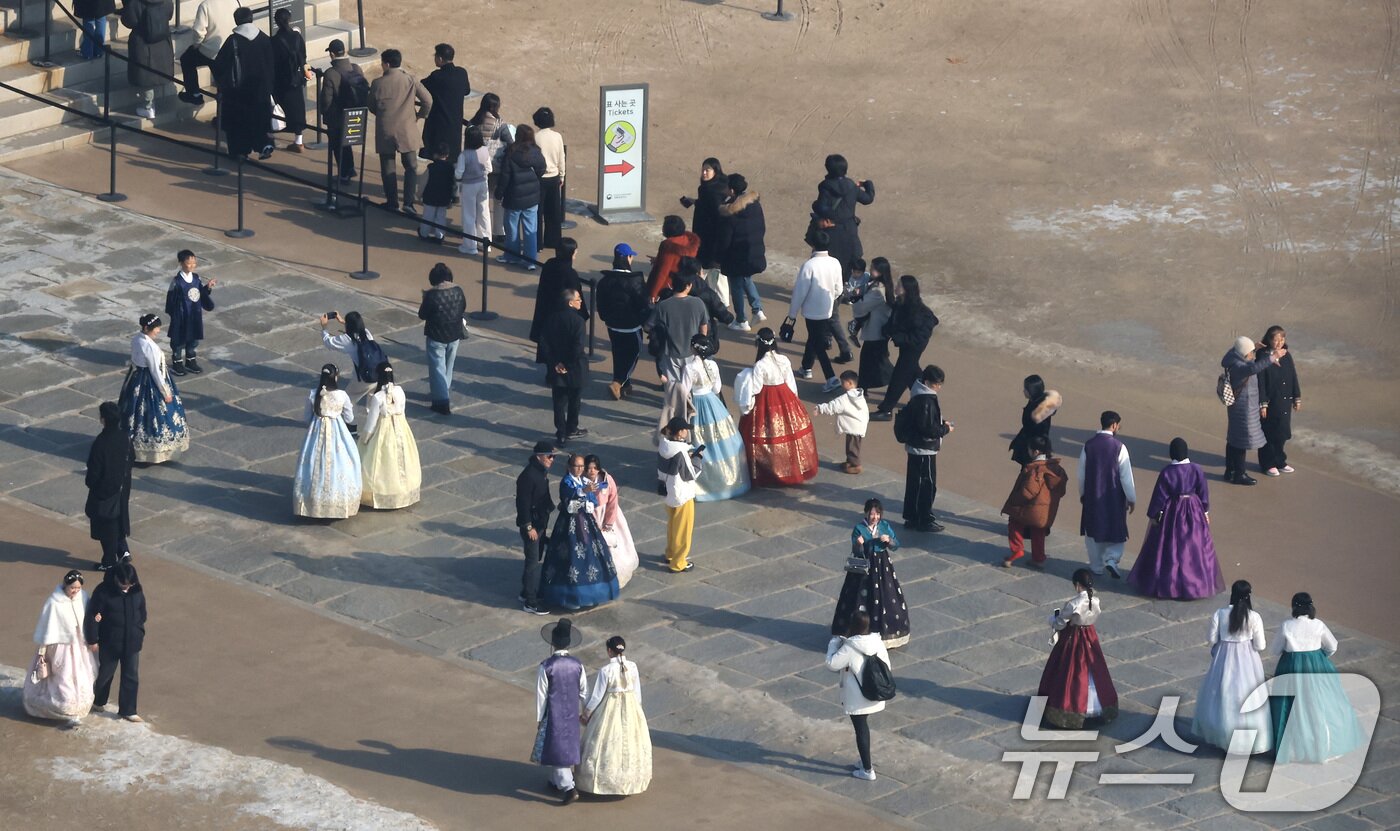 본문 이미지 - 절기상 대설&#40;大雪&#41;인 7일 서울 종로구 경복궁에서 관광객들이 포근한 날씨를 맞아 나들이를 하고 있다. 2025.12.7/뉴스1 ⓒ News1 임세영 기자