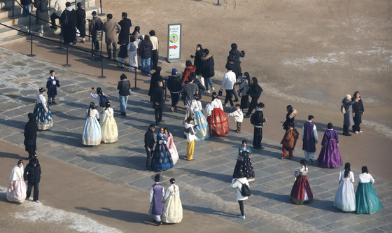 '포근한 날씨에 경복궁 찾은 관광객'