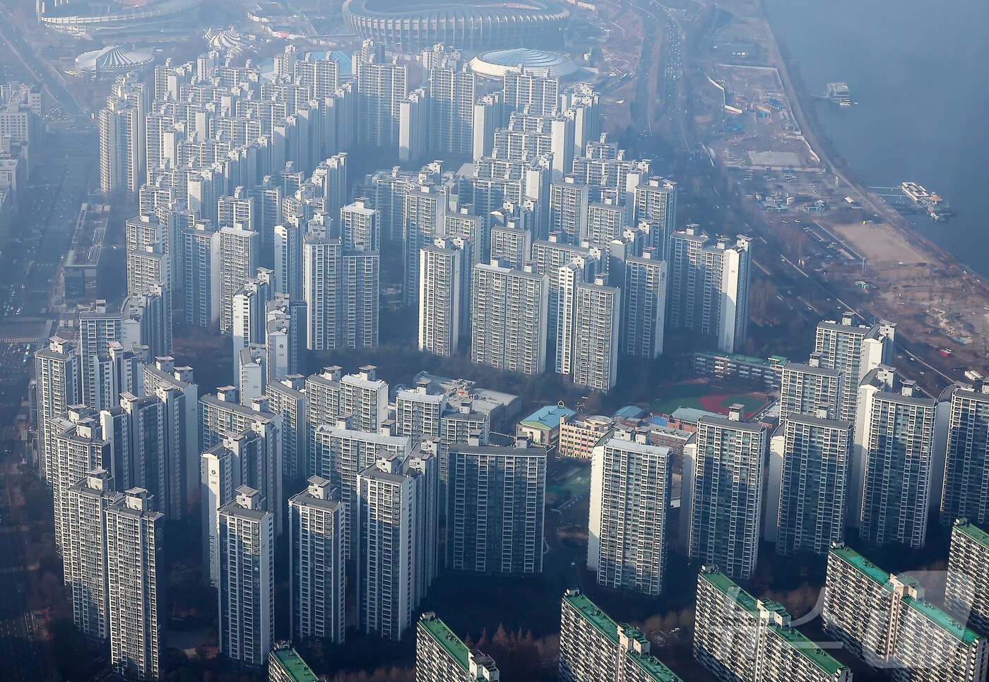 본문 이미지 - 서울 송파구 롯데월드타워에서 바라본 송파구 아파트 단지. 2025.12.7/뉴스1 ⓒ News1 김진환 기자