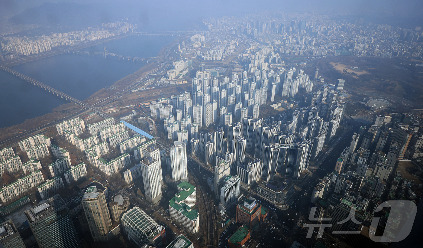 (서울=뉴스1) 김진환 기자 = 10·15 주택시장 안정화 대책 이후 한강벨트 일대 아파트 거래가 전세를 끼고 매입하는 갭투자가 막히면서 거래량이 전월 대비 90% 급감했다. 7일 …