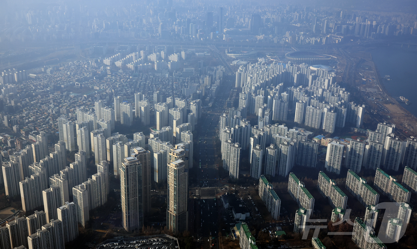 (서울=뉴스1) 김진환 기자 = 이재명 대통령이 최근 수도권 집값 급등은 구조적 문제라며 “근본 원인은 수도권 집중”이라고 밝혔다.이 대통령은 지역 균형 발전을 국가 생존전략으로 …