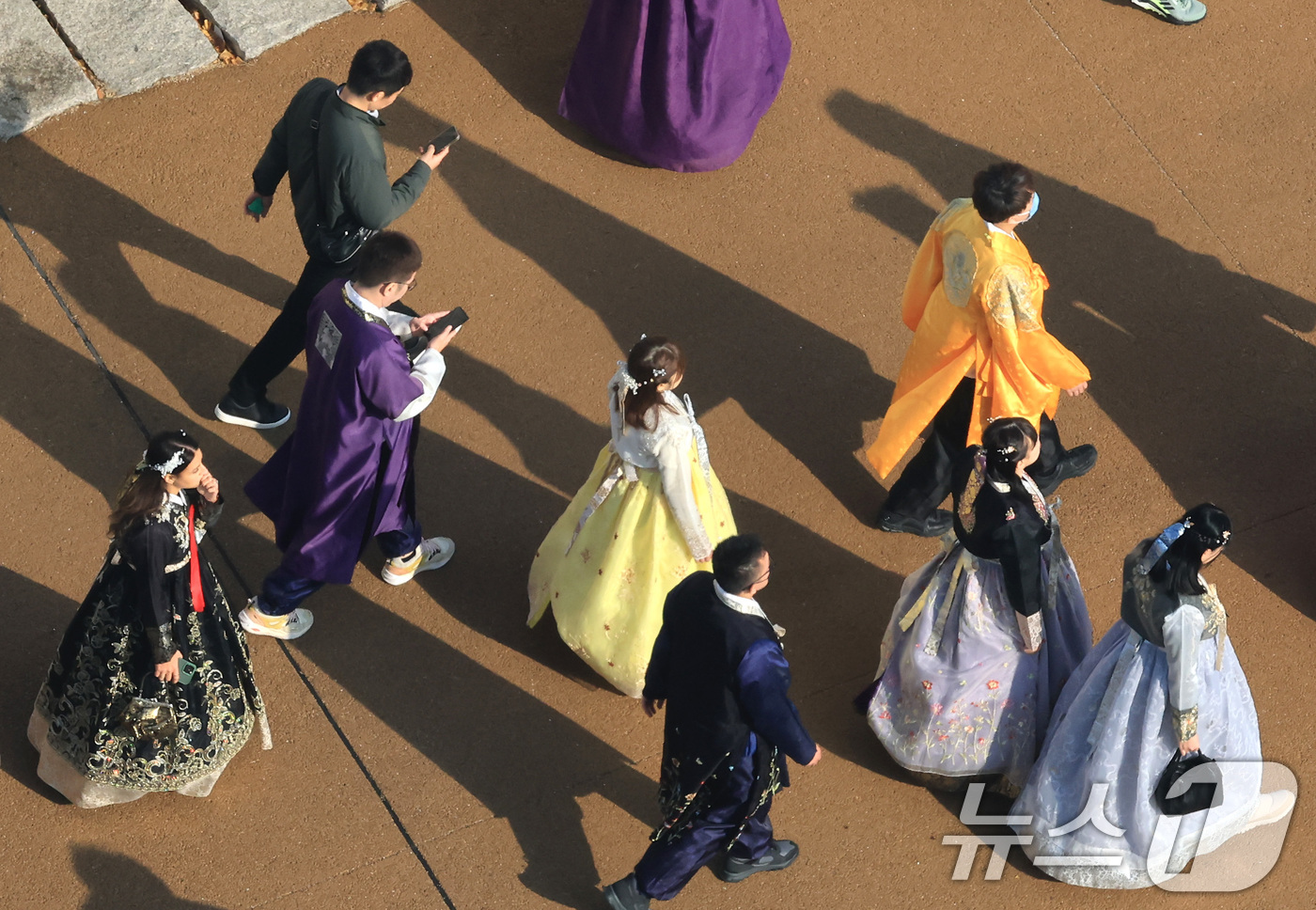 (서울=뉴스1) 임세영 기자 = 절기상 대설(大雪)인 7일 서울 종로구 경복궁에서 관광객들이 포근한 날씨를 맞아 나들이를 하고 있다. 2025.12.7/뉴스1