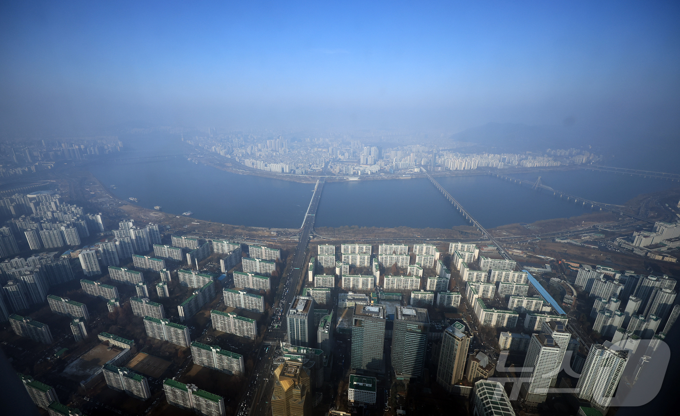 (서울=뉴스1) 김진환 기자 = 10·15 주택시장 안정화 대책 이후 한강벨트 일대 아파트 거래가 전세를 끼고 매입하는 갭투자가 막히면서 거래량이 전월 대비 90% 급감했다.7일 …