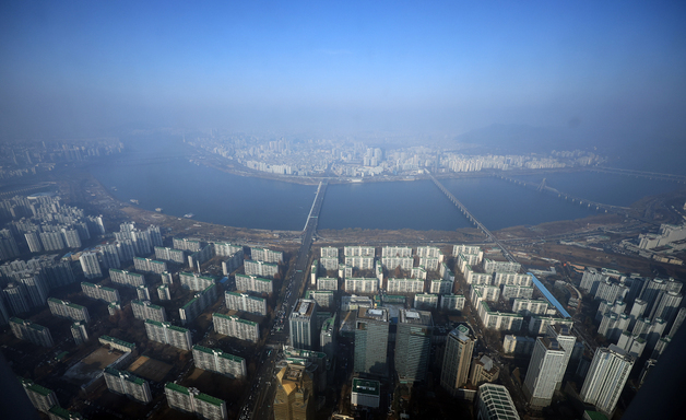 파란 하늘을 가로 막는 뿌연 미세먼지