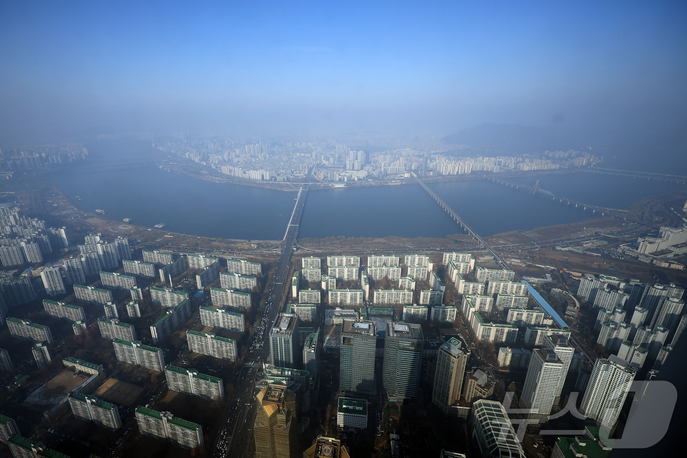 (서울=뉴스1) 김진환 기자 = 초미세먼지 농도가 '나쁨' 수준을 보이고 있는 7일 서울 송파구 롯데월드타워에서 바라본 서울 도심이 뿌옇다. 2025.12.7/뉴스1