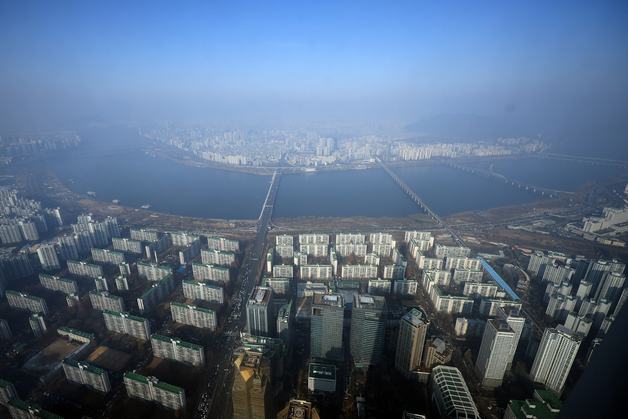 파란 하늘을 가로 막는 뿌연 미세먼지