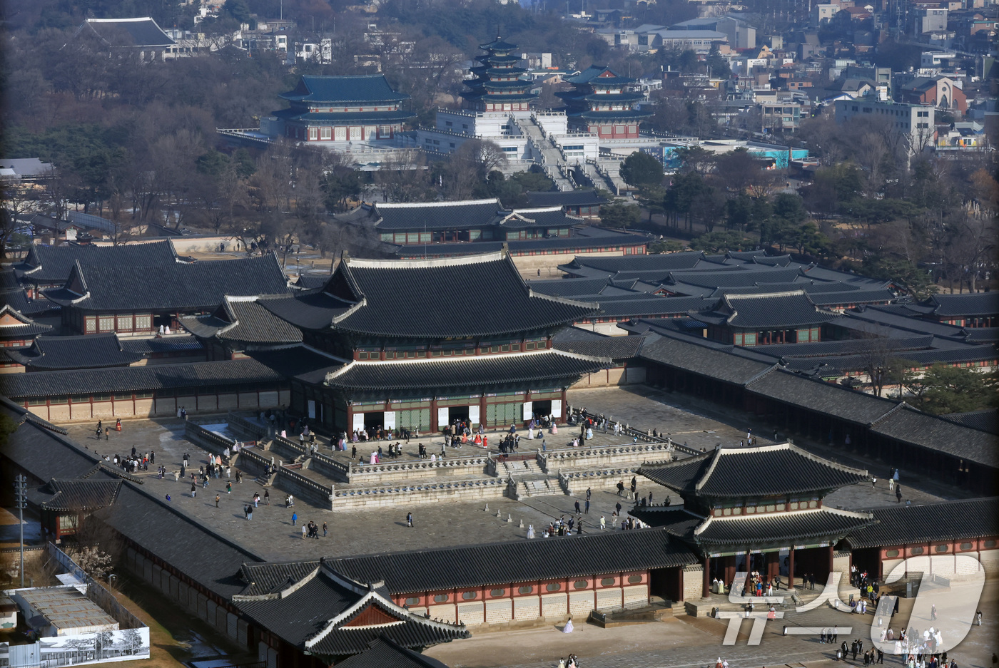 (서울=뉴스1) 임세영 기자 = 절기상 대설(大雪)인 7일 서울 종로구 경복궁에서 관광객들이 포근한 날씨를 맞아 나들이를 하고 있다. 2025.12.7/뉴스1