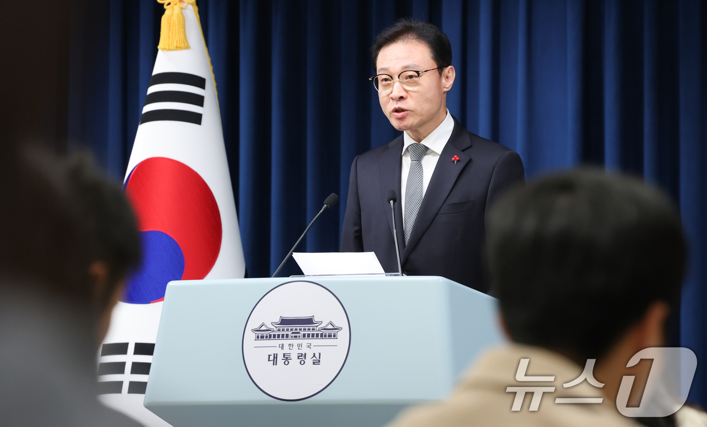 (서울=뉴스1) 허경 기자 = 이규연 홍보소통수석이 7일 서울 용산 대통령실 청사에서 신임 감사원장 후보자를 발표하고 있다. 2025.12.7/뉴스1