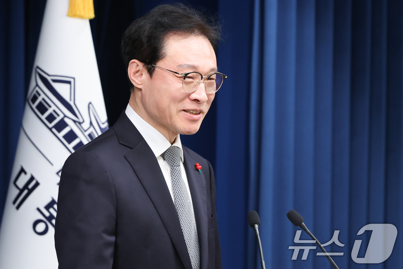 (서울=뉴스1) 허경 기자 = 이규연 홍보소통수석이 7일 서울 용산 대통령실 청사에서 신임 감사원장 후보자를 발표하고 있다. 2025.12.7/뉴스1