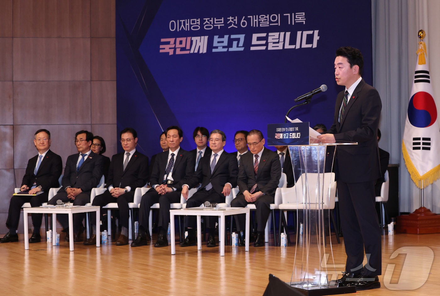 (서울=뉴스1) 허경 기자 = 강훈식 대통령 비서실장이 7일 서울 용산 대통령실 청사에서 열린 '이재명 정부 출범 6개월 성과 간담회'에서 발언하고 있다.  2025.12.7/뉴스 …