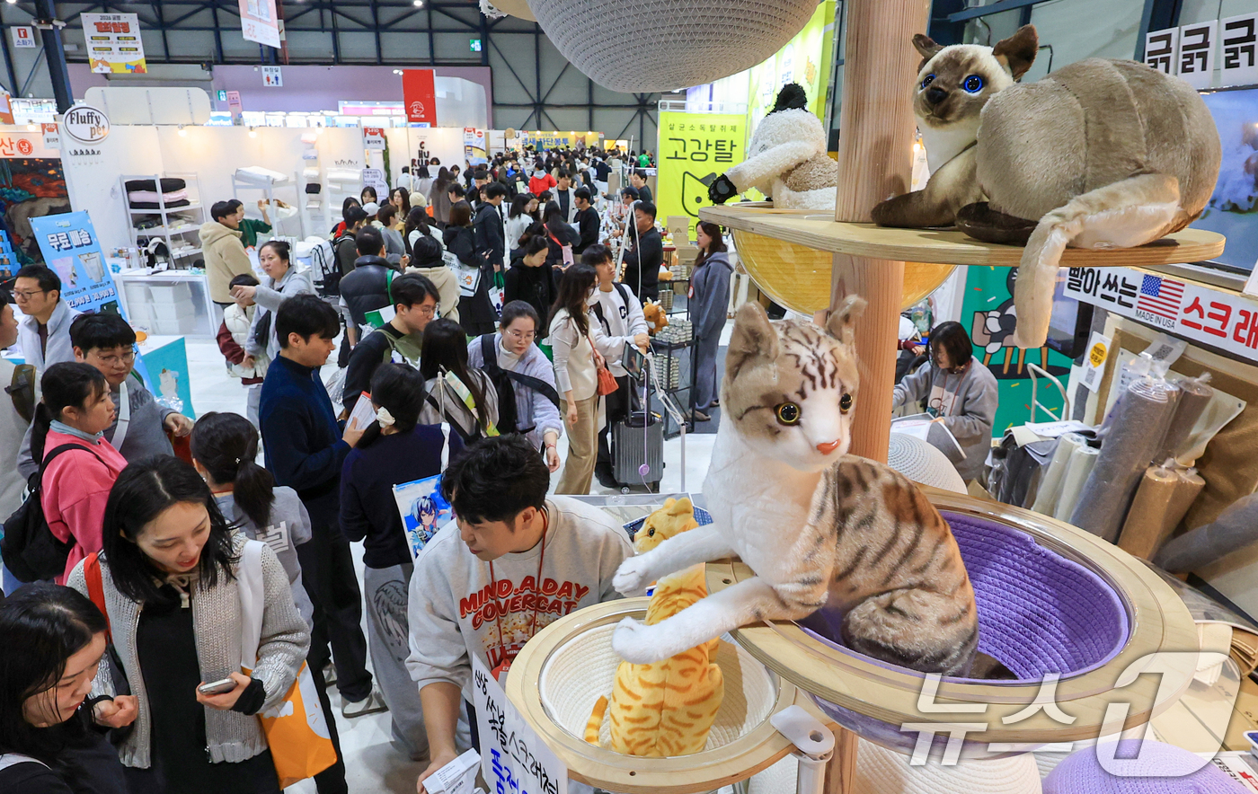(서울=뉴스1) 이호윤 기자 = 7일 서울 강남구 SETEC(세텍)에서 열린 제35회 궁디팡팡 캣페스타를 찾은 관람객들이 부스를 둘러보고 있다. 2025.12.7/뉴스1