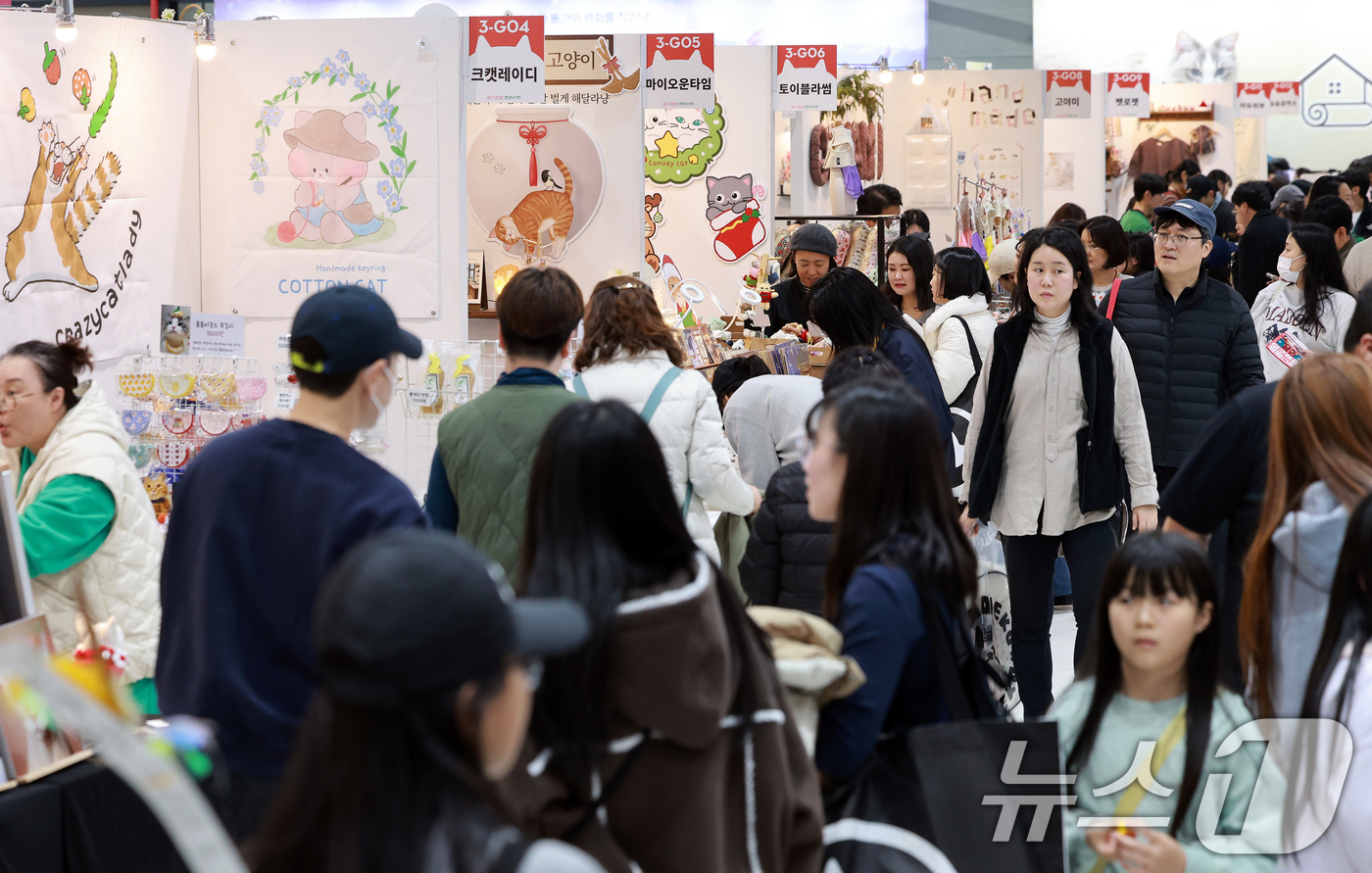 (서울=뉴스1) 이호윤 기자 = 7일 서울 강남구 SETEC(세텍)에서 열린 제35회 궁디팡팡 캣페스타를 찾은 관람객들이 부스를 둘러보고 있다.  2025.12.7/뉴스1