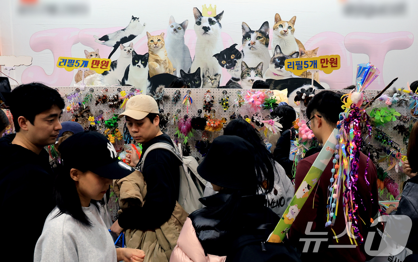 (서울=뉴스1) 이호윤 기자 = 7일 서울 강남구 SETEC(세텍)에서 열린 제35회 궁디팡팡 캣페스타를 찾은 관람객들이 부스를 둘러보고 있다. 2025.12.7/뉴스1