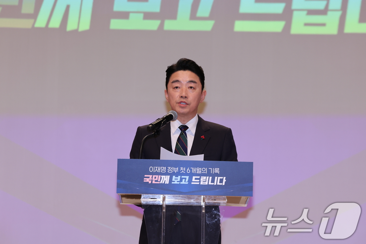 (서울=뉴스1) 허경 기자 = 강훈식 대통령 비서실장이 7일 서울 용산 대통령실 청사에서 열린 '이재명 정부 출범 6개월 성과 간담회'에서 발언하고 있다.  2025.12.7/뉴스 …