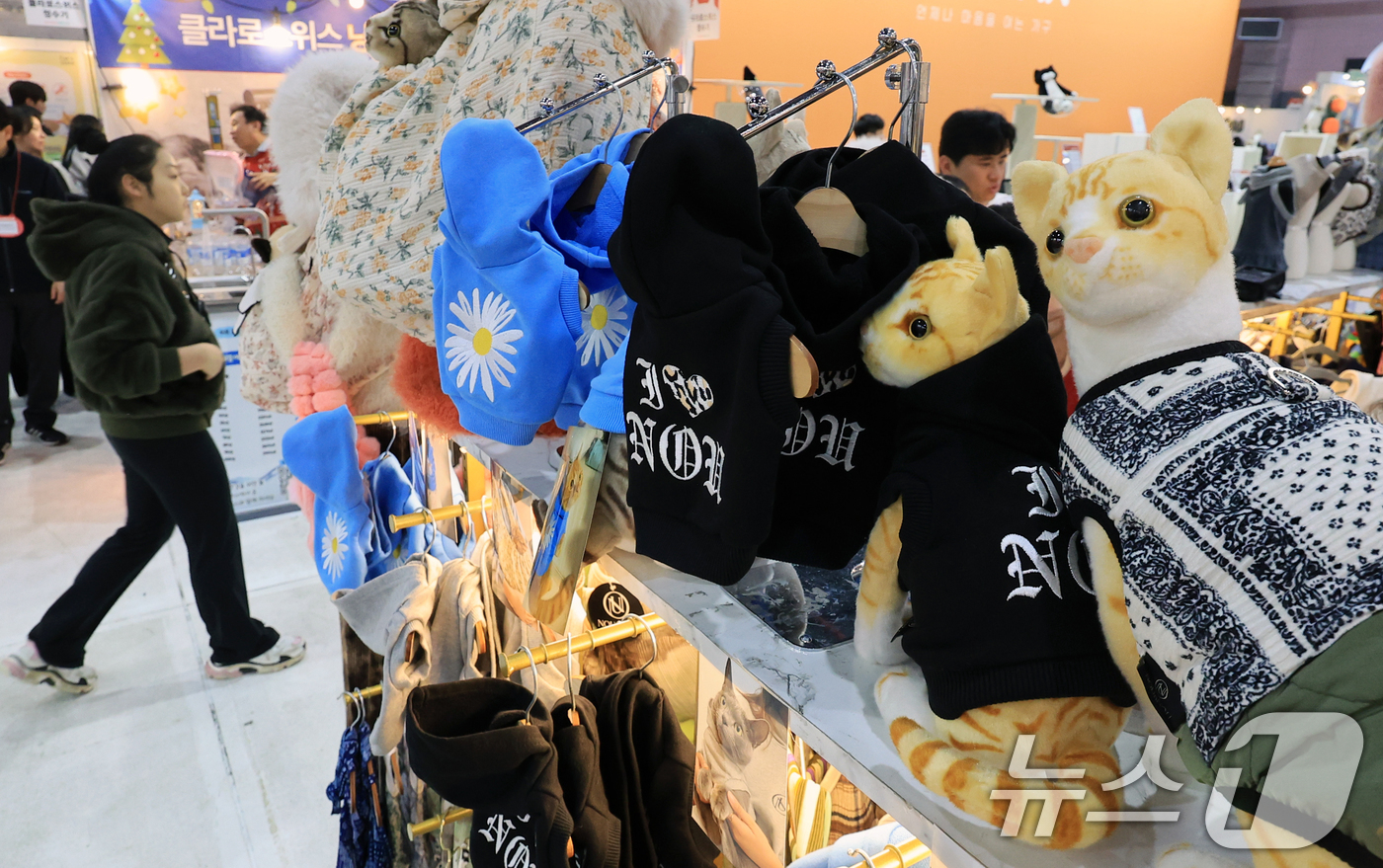 (서울=뉴스1) 이호윤 기자 = 7일 서울 강남구 SETEC(세텍)에서 열린 제35회 궁디팡팡 캣페스타를 찾은 관람객들이 부스를 둘러보고 있다. 2025.12.7/뉴스1