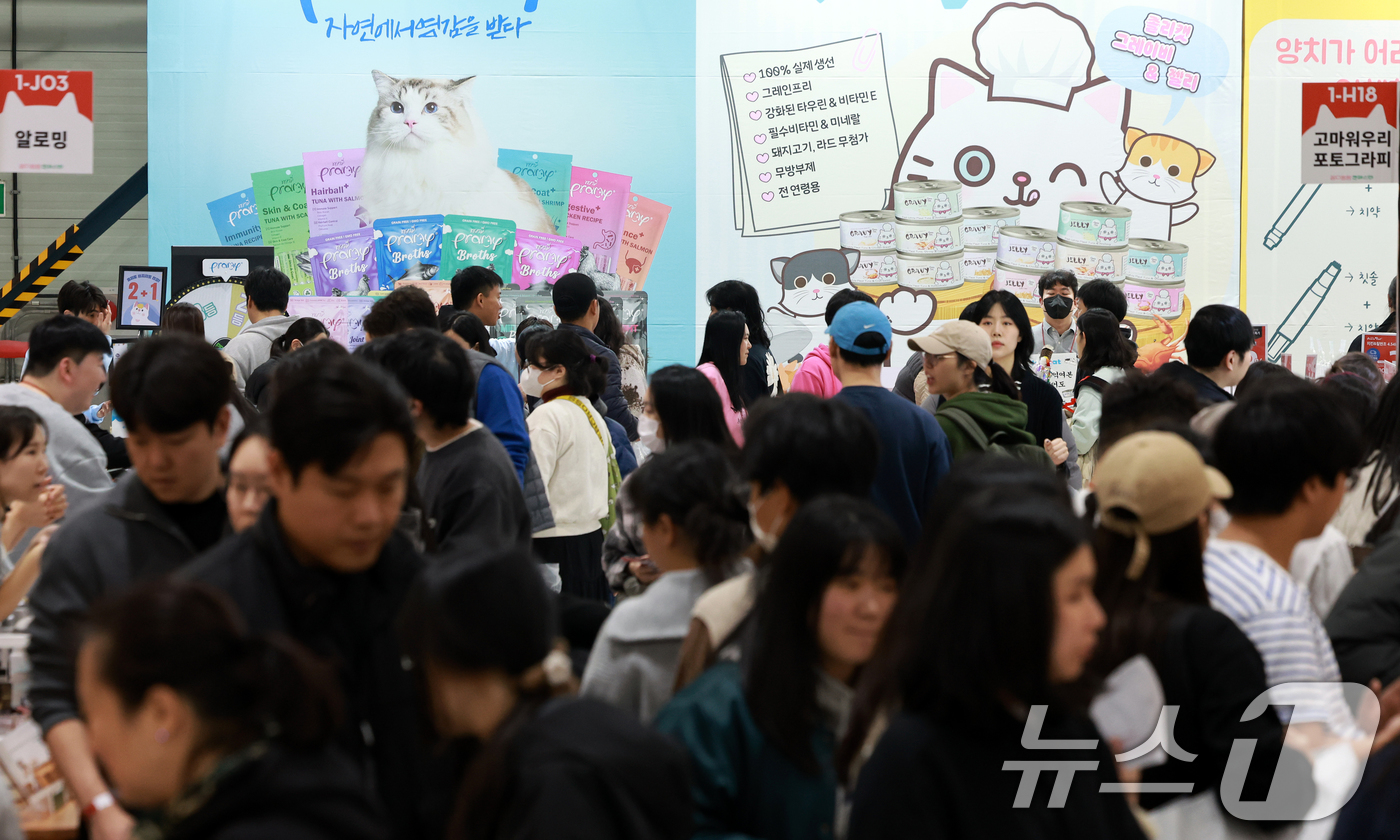 (서울=뉴스1) 이호윤 기자 = 7일 서울 강남구 SETEC(세텍)에서 열린 제35회 궁디팡팡 캣페스타를 찾은 관람객들이 부스를 둘러보고 있다. 2025.12.7/뉴스1
