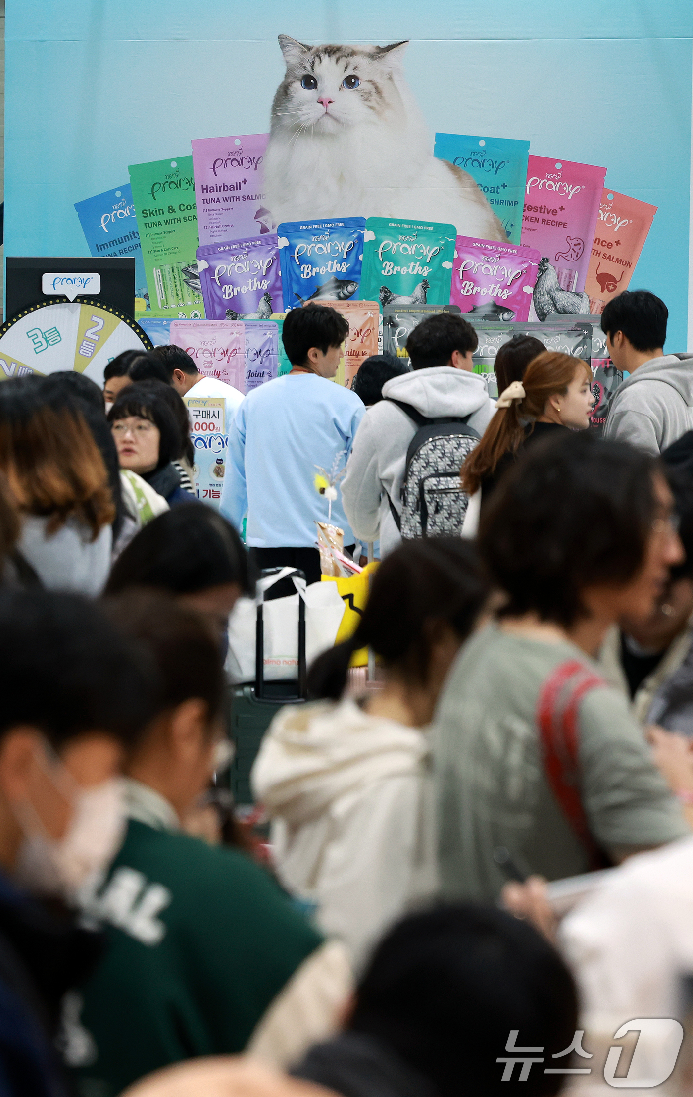 (서울=뉴스1) 이호윤 기자 = 7일 서울 강남구 SETEC(세텍)에서 열린 제35회 궁디팡팡 캣페스타를 찾은 관람객들이 부스를 둘러보고 있다. 2025.12.7/뉴스1