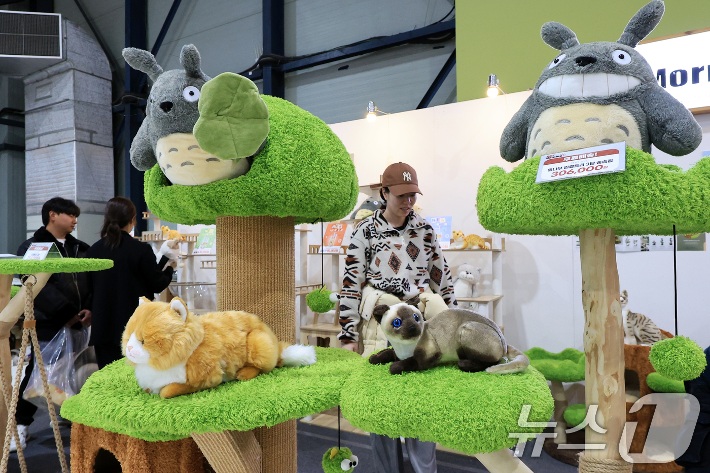 (서울=뉴스1) 이호윤 기자 = 7일 서울 강남구 SETEC(세텍)에서 열린 제35회 궁디팡팡 캣페스타를 찾은 관람객들이 부스를 둘러보고 있다. 2025.12.7/뉴스1