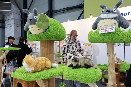 만화 캐릭터로 만들어진 '캣타워'