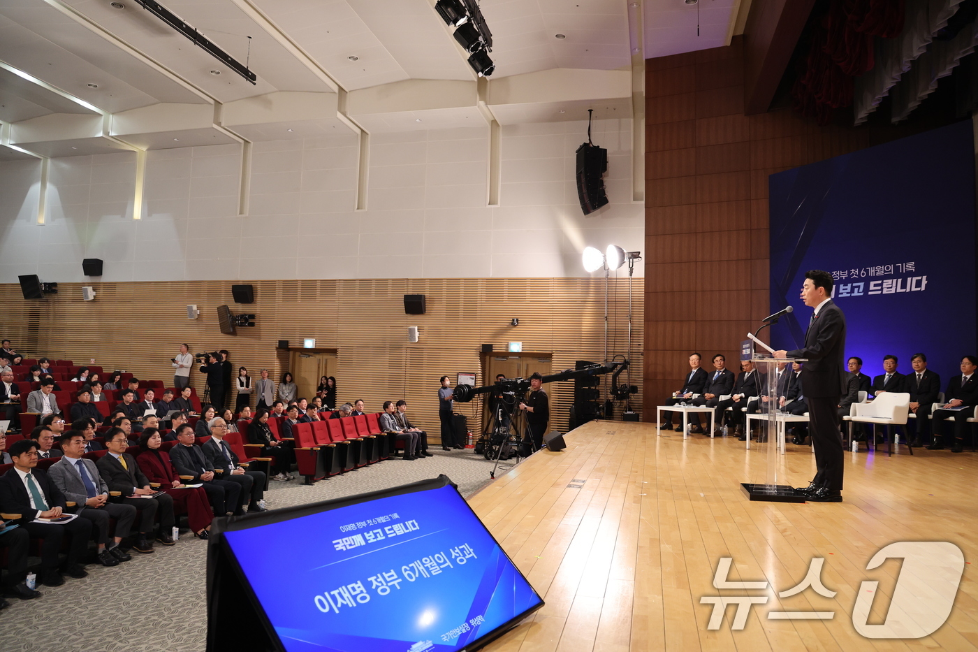 (서울=뉴스1) 허경 기자 = 강훈식 대통령 비서실장이 7일 서울 용산 대통령실 청사에서 열린 '이재명 정부 출범 6개월 성과 간담회'에서 발언하고 있다.  2025.12.7/뉴스 …