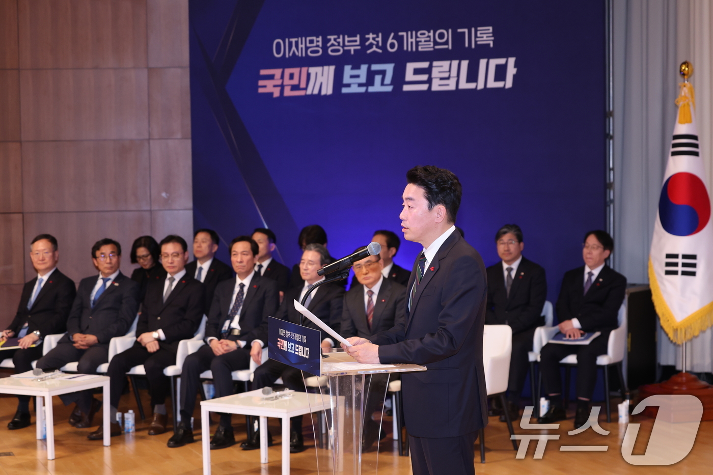 (서울=뉴스1) 허경 기자 = 강훈식 대통령 비서실장이 7일 서울 용산 대통령실 청사에서 열린 '이재명 정부 출범 6개월 성과 간담회'에서 발언하고 있다.  2025.12.7/뉴스 …