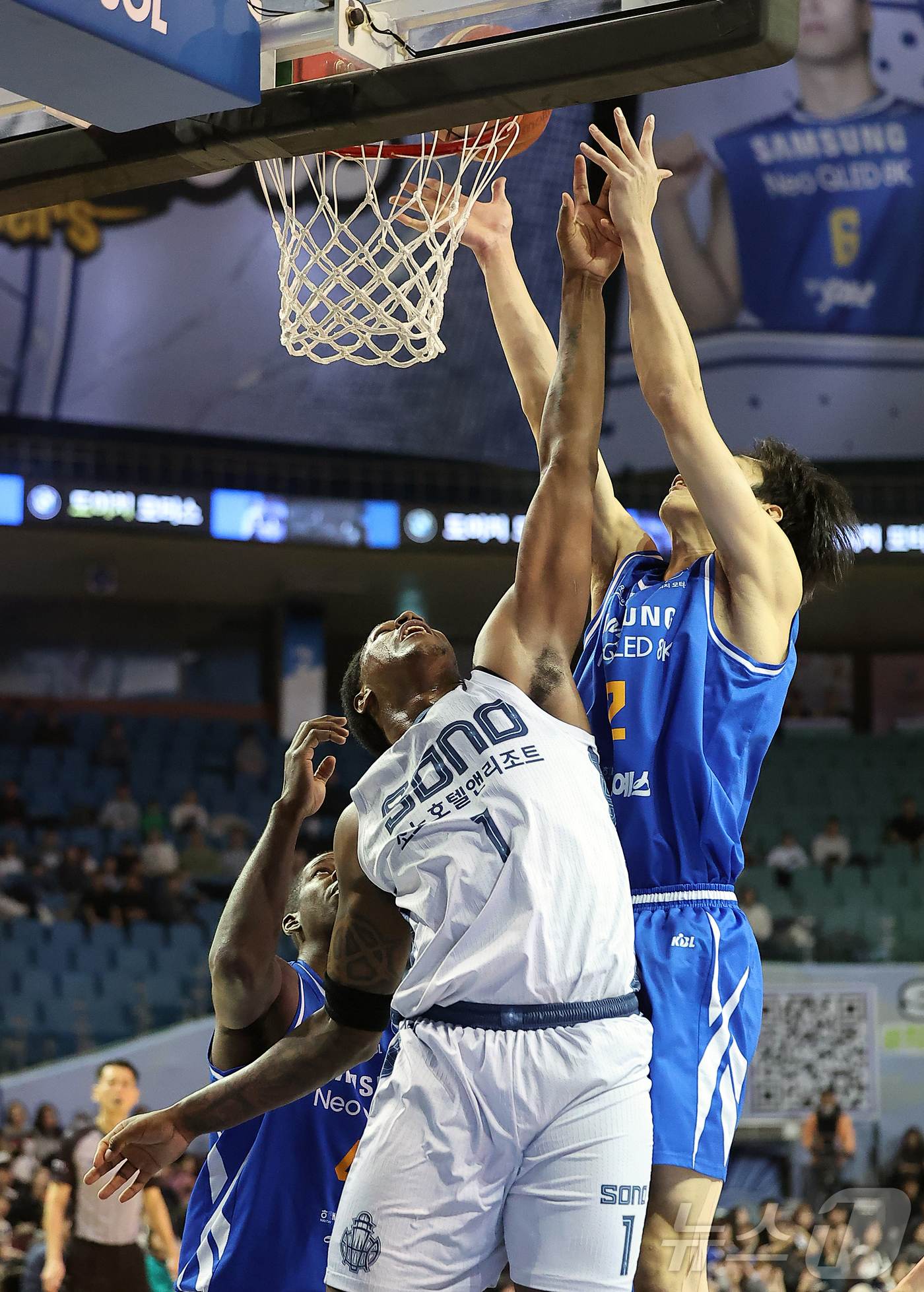 (서울=뉴스1) 김진환 기자 = 7일 오후 서울 송파구 잠실 잠실실내체육관에서 열린 2025-2026 LG전자 프로농구 정규리그 서울 삼성 썬더스와 고양 소노 스카이거너스의 경기, …