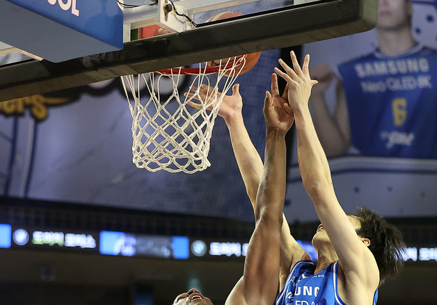 치열한 리바운드 경합