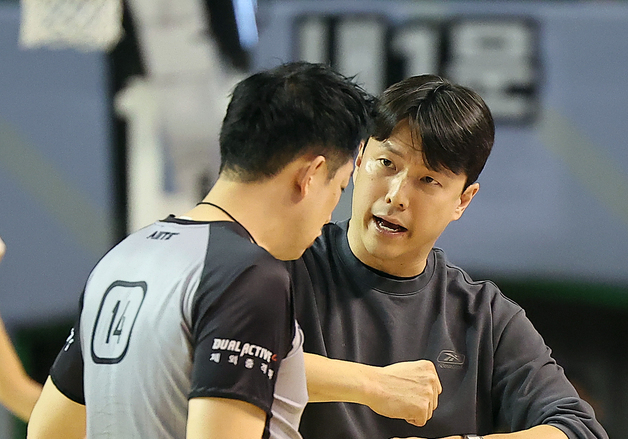 심판 판정에 어필하는 김효범 감독