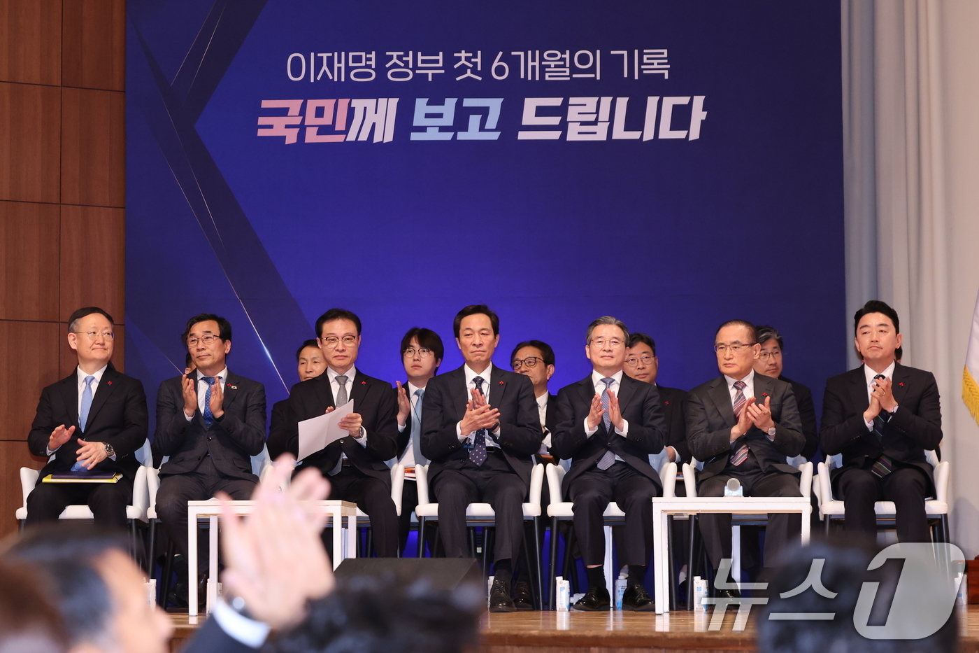 (서울=뉴스1) 허경 기자 = 강훈식 대통령 비서실장이 7일 서울 용산 대통령실 청사에서 열린 '이재명 정부 출범 6개월 성과 간담회'에서 참석자들과 함께 박수 치고 있다. 오른쪽 …