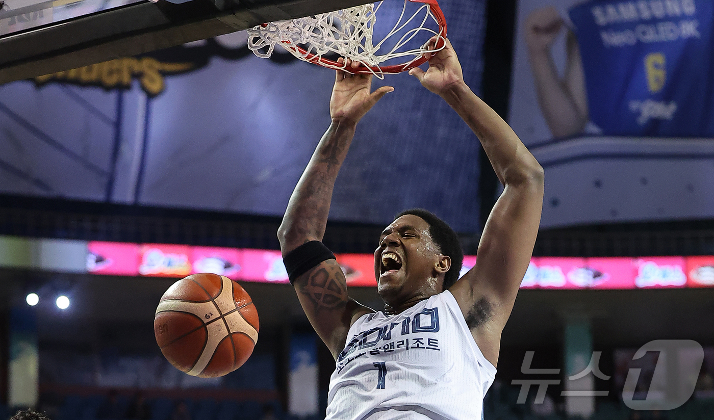 (서울=뉴스1) 김진환 기자 = 7일 오후 서울 송파구 잠실 잠실실내체육관에서 열린 2025-2026 LG전자 프로농구 정규리그 서울 삼성 썬더스와 고양 소노 스카이거너스의 경기, …