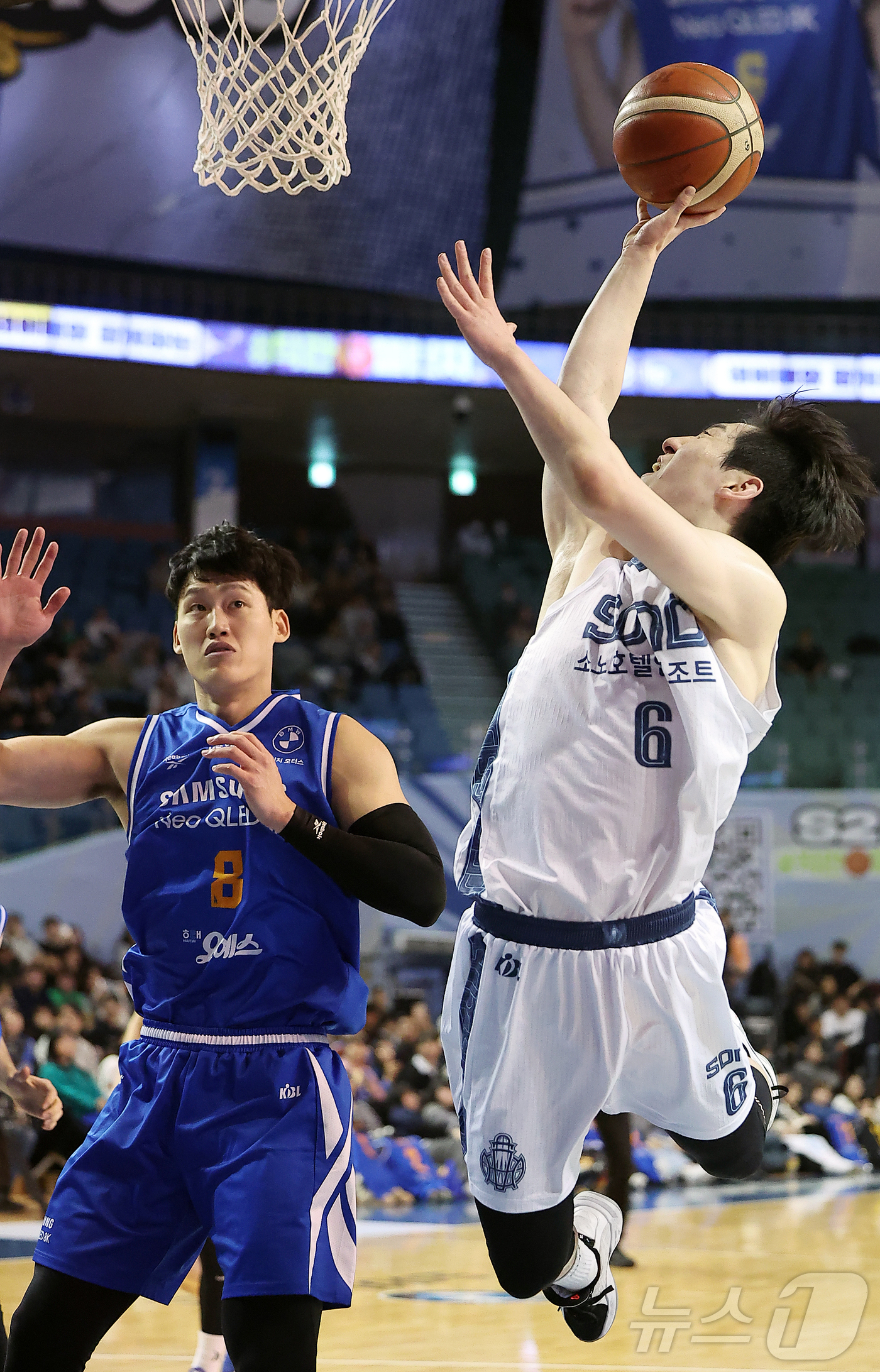 (서울=뉴스1) 김진환 기자 = 7일 오후 서울 송파구 잠실 잠실실내체육관에서 열린 2025-2026 LG전자 프로농구 정규리그 서울 삼성 썬더스와 고양 소노 스카이거너스의 경기, …