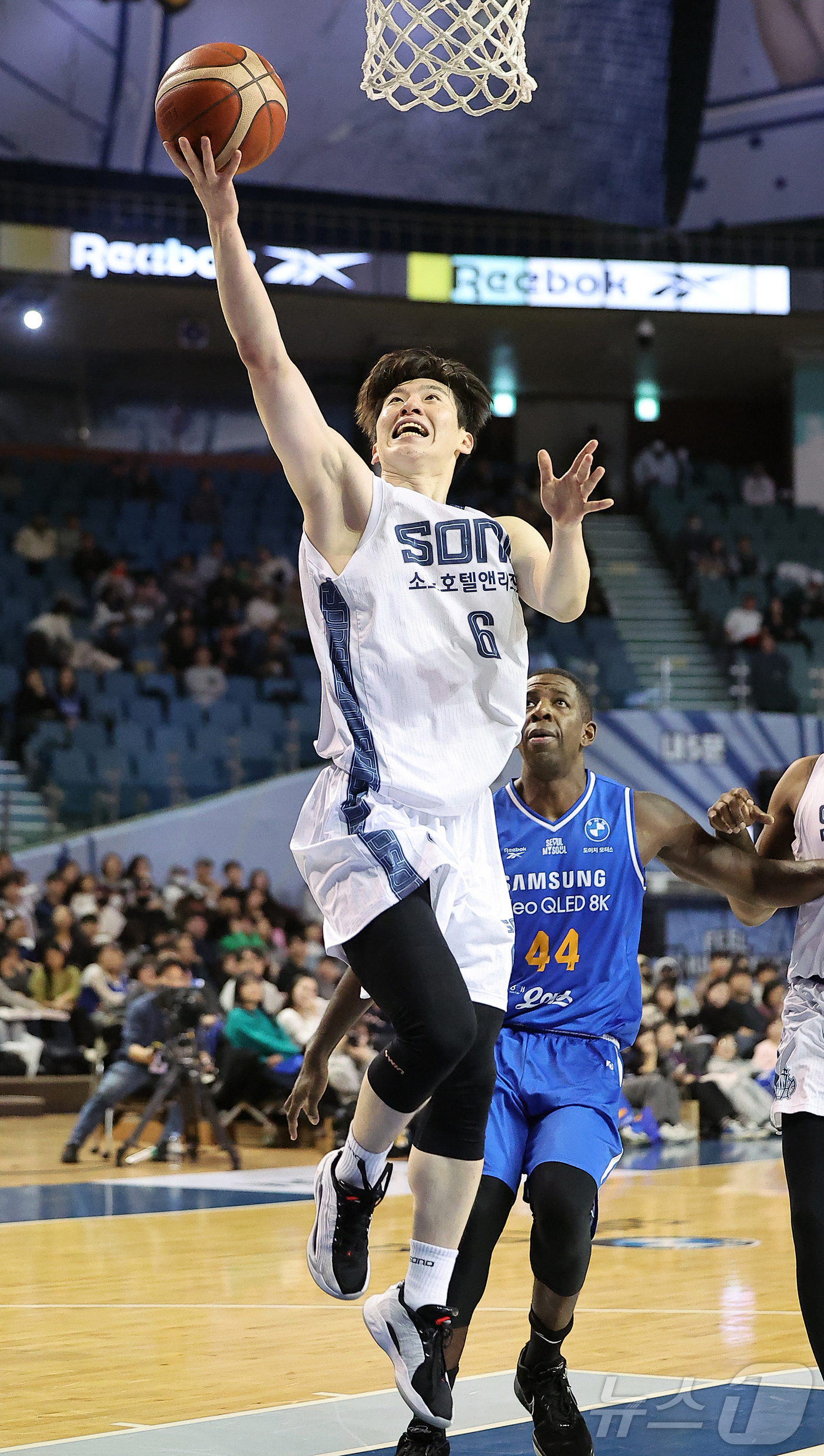 (서울=뉴스1) 김진환 기자 = 7일 오후 서울 송파구 잠실 잠실실내체육관에서 열린 2025-2026 LG전자 프로농구 정규리그 서울 삼성 썬더스와 고양 소노 스카이거너스의 경기, …