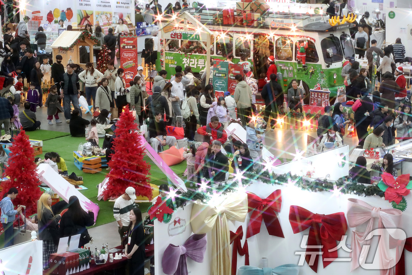 (대구=뉴스1) 공정식 기자 = 7일 대구 북구 엑스코(EXCO)에서 열린 '대구 크리스마스 페어' 전시장이 관람객으로 붐비고 있다.시민 참여형 겨울 축제인 이 행사는 매년 4만 …