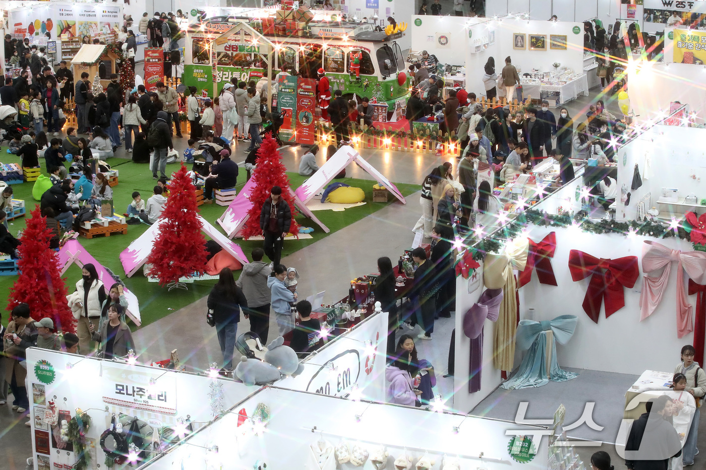 (대구=뉴스1) 공정식 기자 = 7일 대구 북구 엑스코(EXCO)에서 열린 '대구 크리스마스 페어' 전시장이 관람객으로 붐비고 있다.시민 참여형 겨울 축제인 이 행사는 매년 4만 …