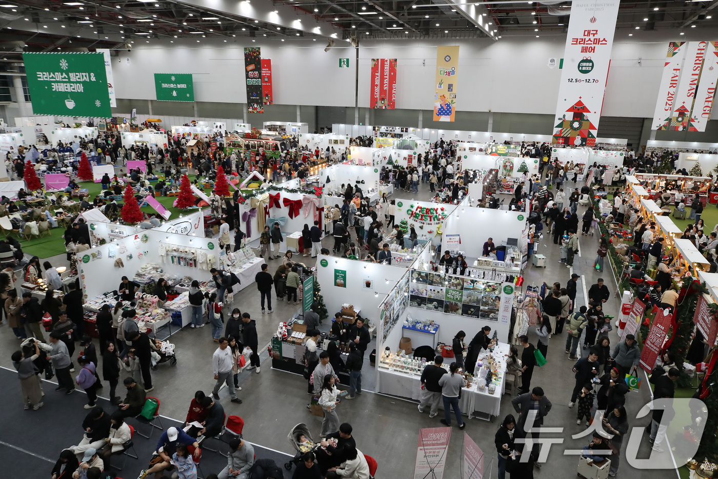 (대구=뉴스1) 공정식 기자 = 7일 대구 북구 엑스코(EXCO)에서 열린 '대구 크리스마스 페어' 전시장이 관람객으로 붐비고 있다.시민 참여형 겨울 축제인 이 행사는 매년 4만 …