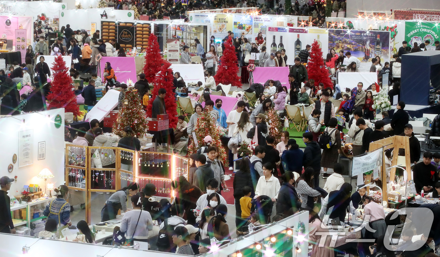 (대구=뉴스1) 공정식 기자 = 7일 대구 북구 엑스코(EXCO)에서 열린 '대구 크리스마스 페어' 전시장이 관람객으로 붐비고 있다.시민 참여형 겨울 축제인 이 행사는 매년 4만 …