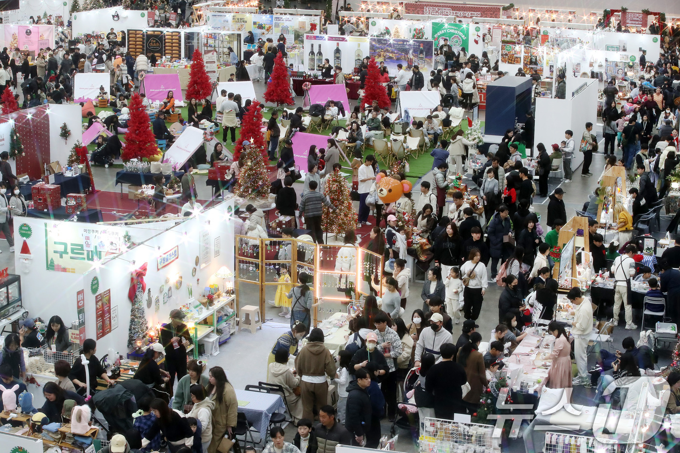 (대구=뉴스1) 공정식 기자 = 7일 대구 북구 엑스코(EXCO)에서 열린 '대구 크리스마스 페어'를 찾은 관람객이 다양한 크리스마스 용품을 살펴보고 있다.시민 참여형 겨울 축제인 …