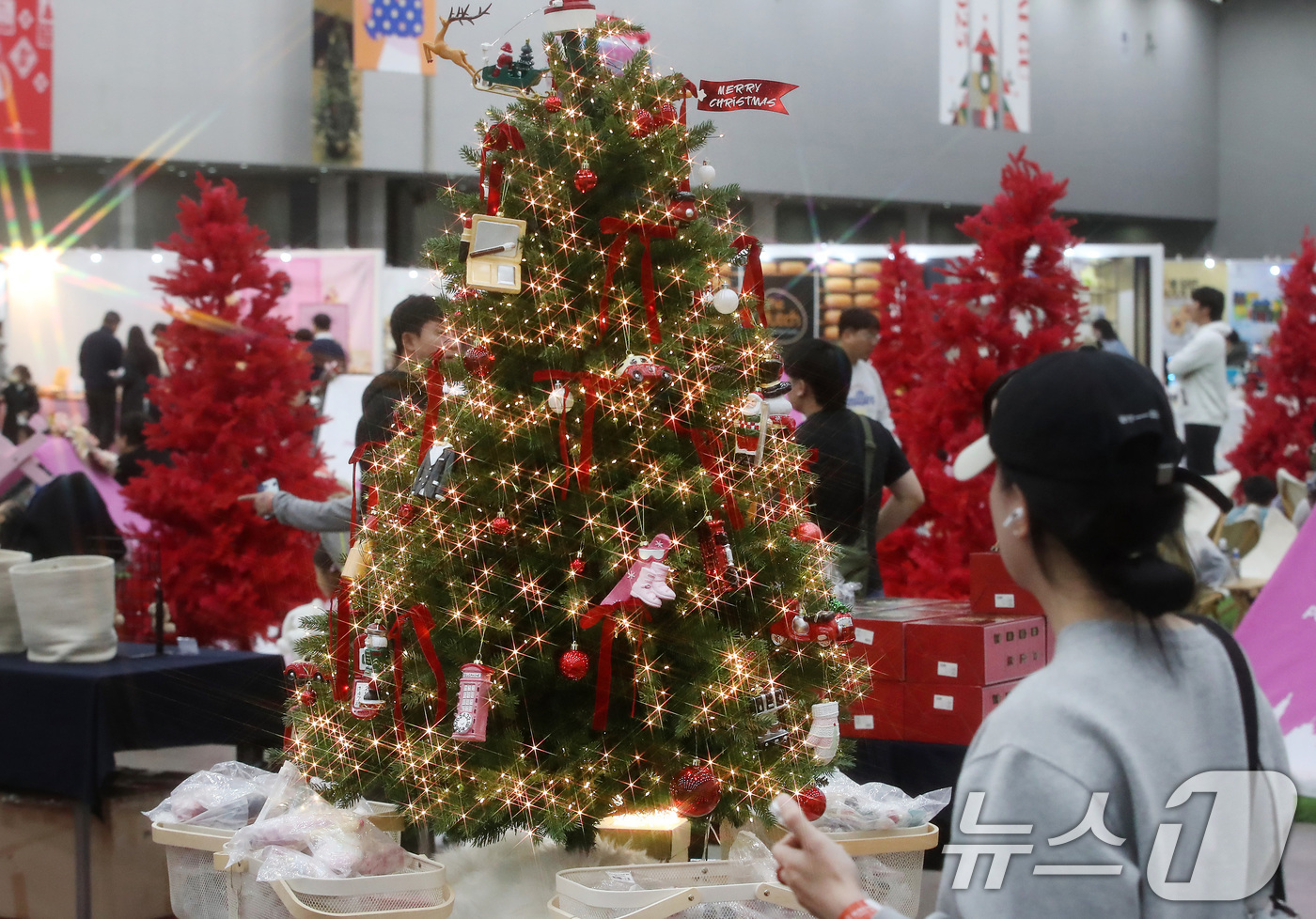 (대구=뉴스1) 공정식 기자 = 7일 대구 북구 엑스코(EXCO)에서 열린 '대구 크리스마스 페어'를 찾은 관람객이 다양한 크리스마스 용품을 살펴보고 있다.시민 참여형 겨울 축제인 …