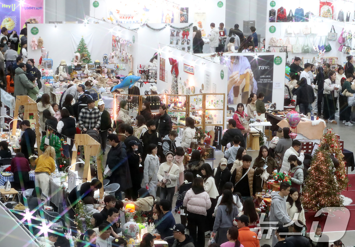 (대구=뉴스1) 공정식 기자 = 7일 대구 북구 엑스코(EXCO)에서 열린 '대구 크리스마스 페어' 전시장이 관람객으로 붐비고 있다.시민 참여형 겨울 축제인 이 행사는 매년 4만 …