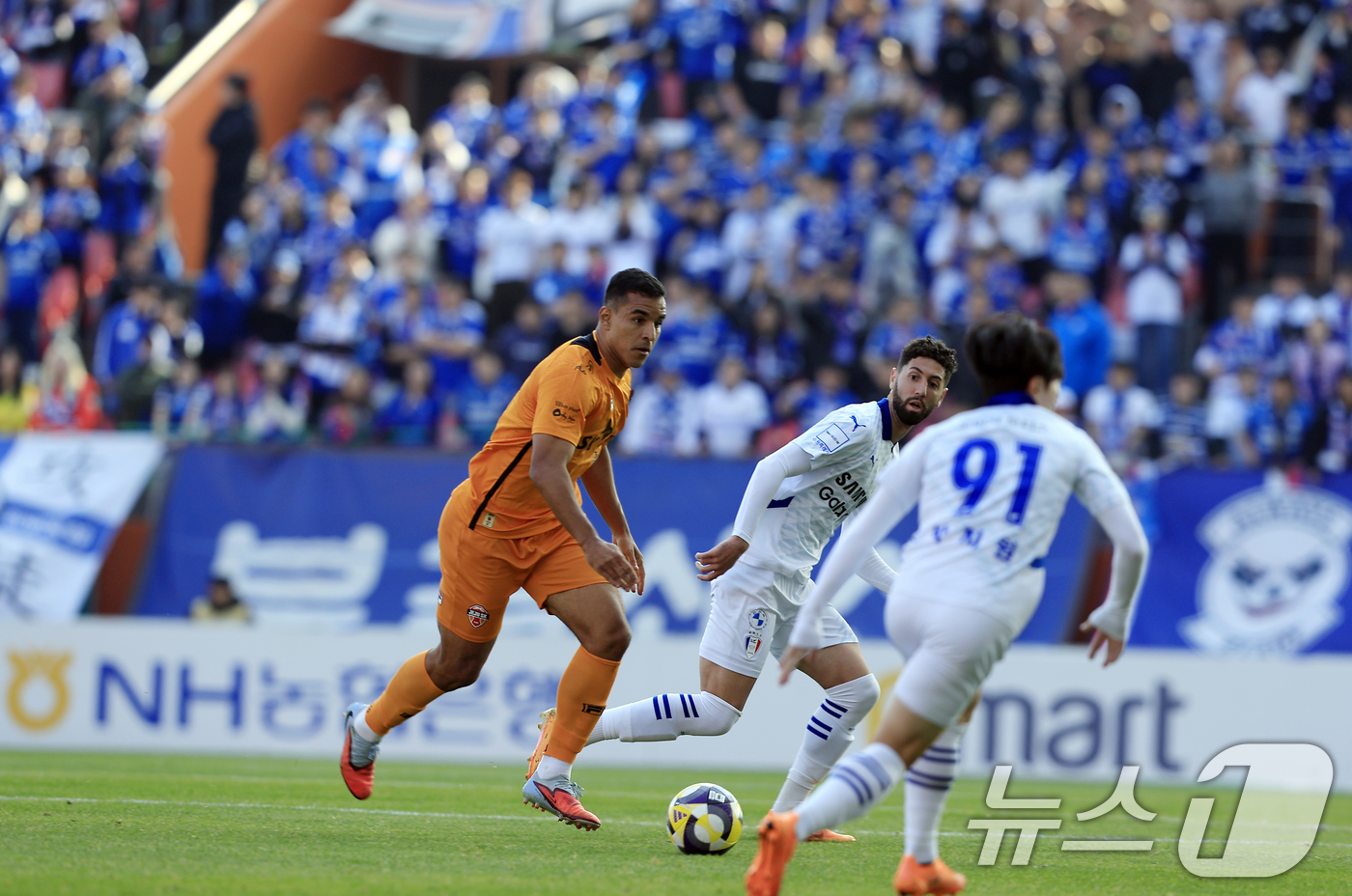 (제주=뉴스1) 박정호 기자 = 7일 오후 제주 서귀포시 월드컵로 제주월드컵경기장에서 열린 하나은행 K리그 승강 플레이오프 2025 2차전 제주SK와 수원삼성의 경기에서 제주 유리 …