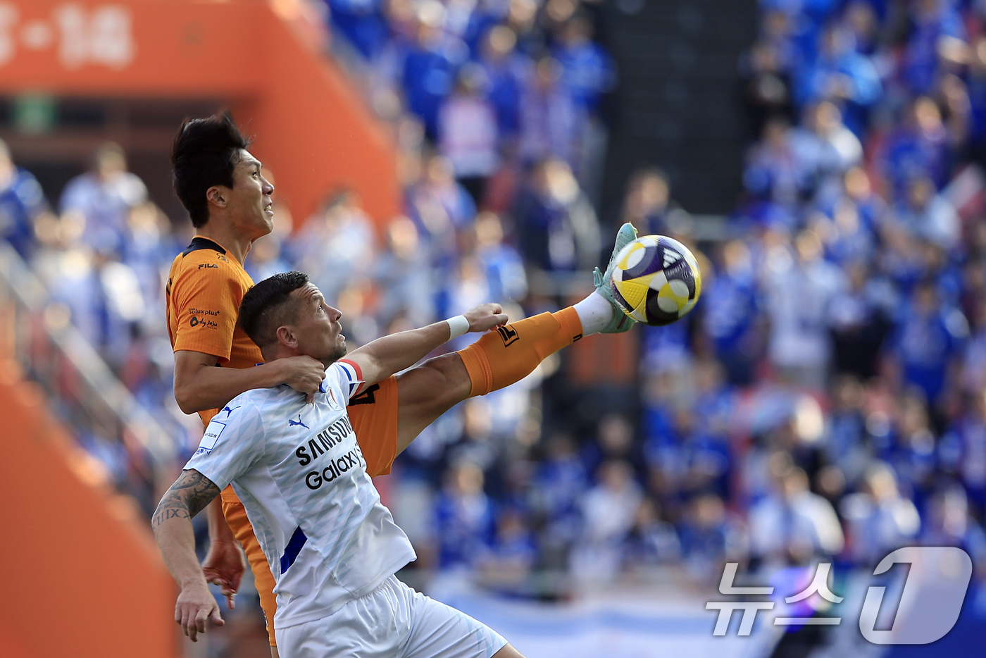 (제주=뉴스1) 박정호 기자 = 7일 오후 제주 서귀포시 월드컵로 제주월드컵경기장에서 열린 하나은행 K리그 승강 플레이오프 2025 2차전 제주SK와 수원삼성의 경기에서 수원 일류 …