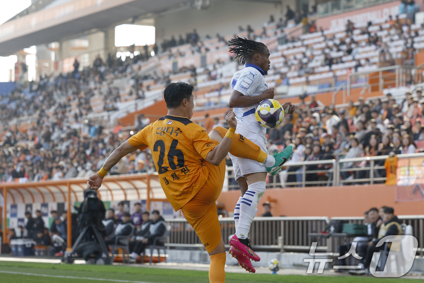 (제주=뉴스1) 박정호 기자 = 7일 오후 제주 서귀포시 월드컵로 제주월드컵경기장에서 열린 하나은행 K리그 승강 플레이오프 2025 2차전 제주SK와 수원삼성의 경기에서 수원 파울 …
