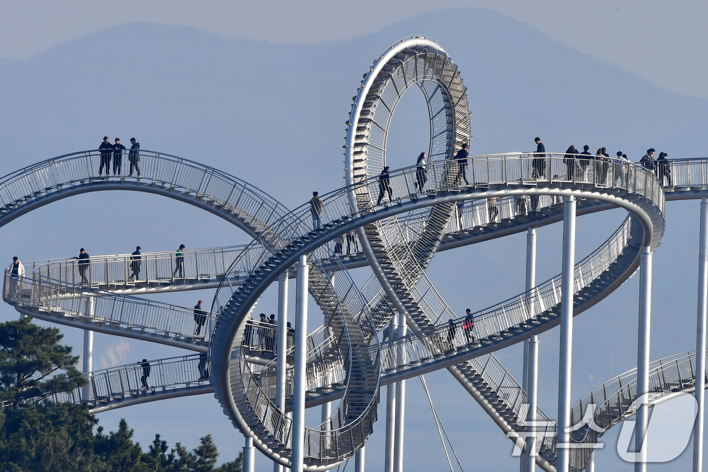 (포항=뉴스1) 최창호 기자 = 절기상 대설 (大雪)이자 휴일인 7일 경북 포항시 북구 환호공원에 있는 스페이스워크에서 관광객들이 휴일을 보내고 있다. 2025.12.7/뉴스1