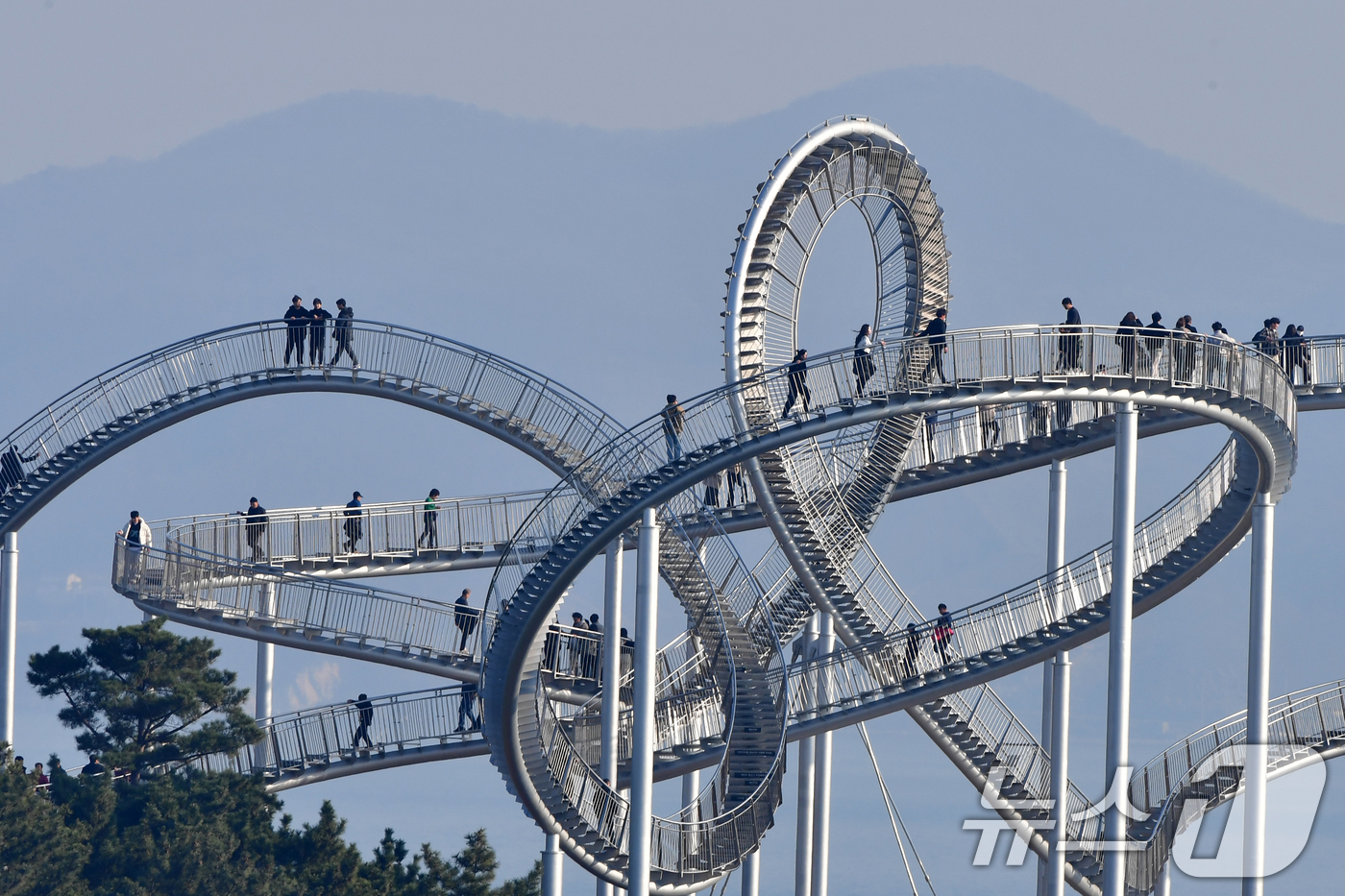 (포항=뉴스1) 최창호 기자 = 절기상 대설 (大雪)이자 휴일인 7일 경북 포항시 북구 환호공원에 있는 스페이스워크에서 관광객들이 휴일을 보내고 있다. 2025.12.7/뉴스1