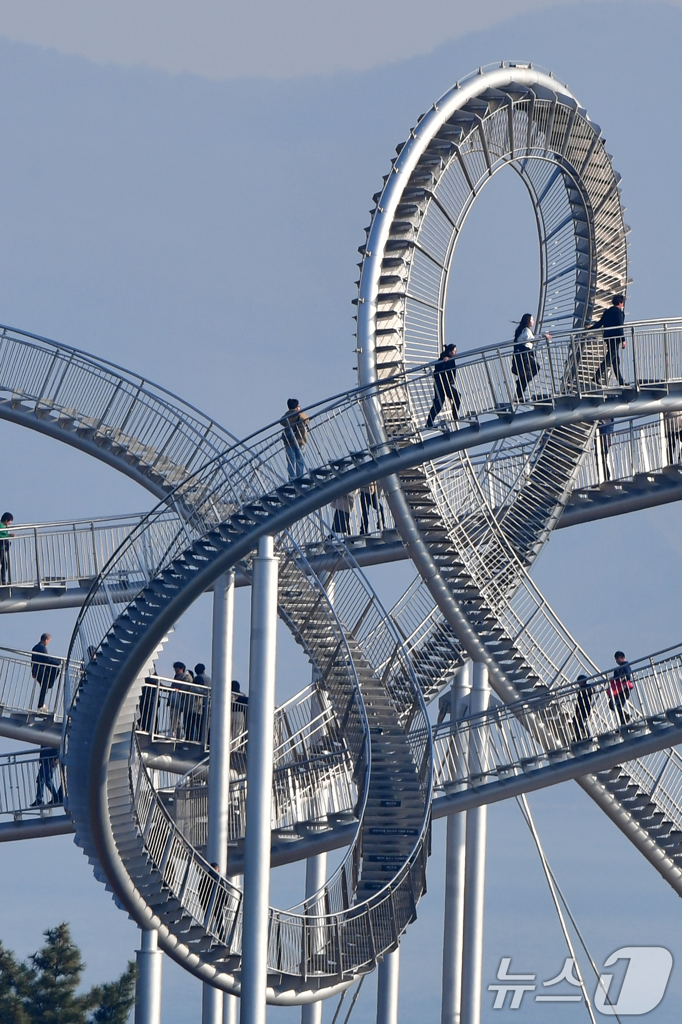(포항=뉴스1) 최창호 기자 = 절기상 대설 (大雪)이자 휴일인 7일 경북 포항시 북구 환호공원에 있는 스페이스워크에서 관광객들이 휴일을 보내고 있다. 2025.12.7/뉴스1